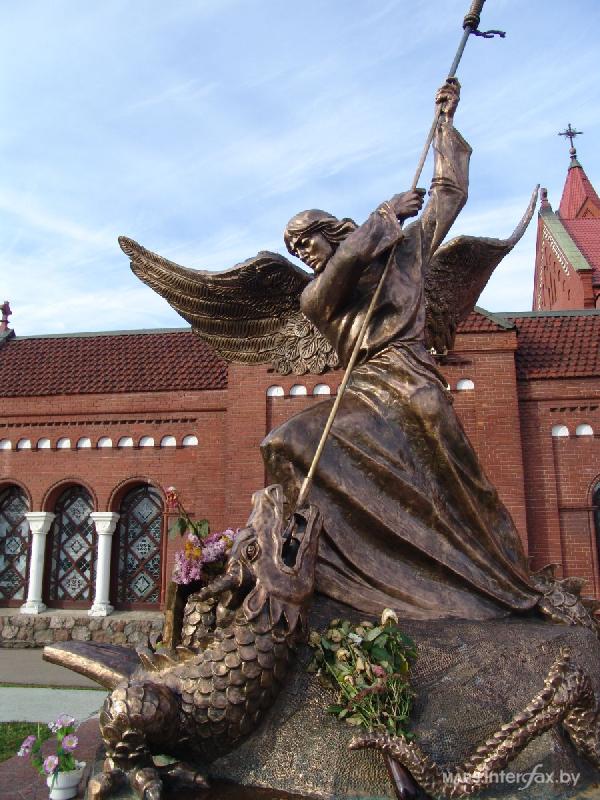 михаил (памятник в Минске).jpg