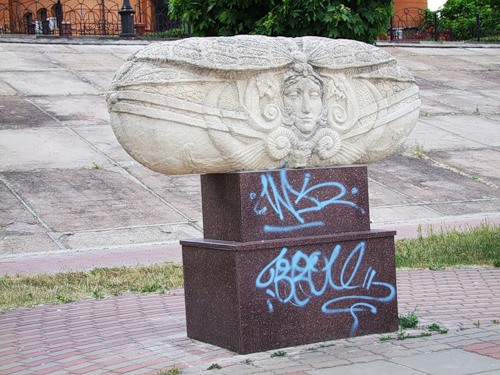 Скульптуры на набережной Оболони (Киев).jpg