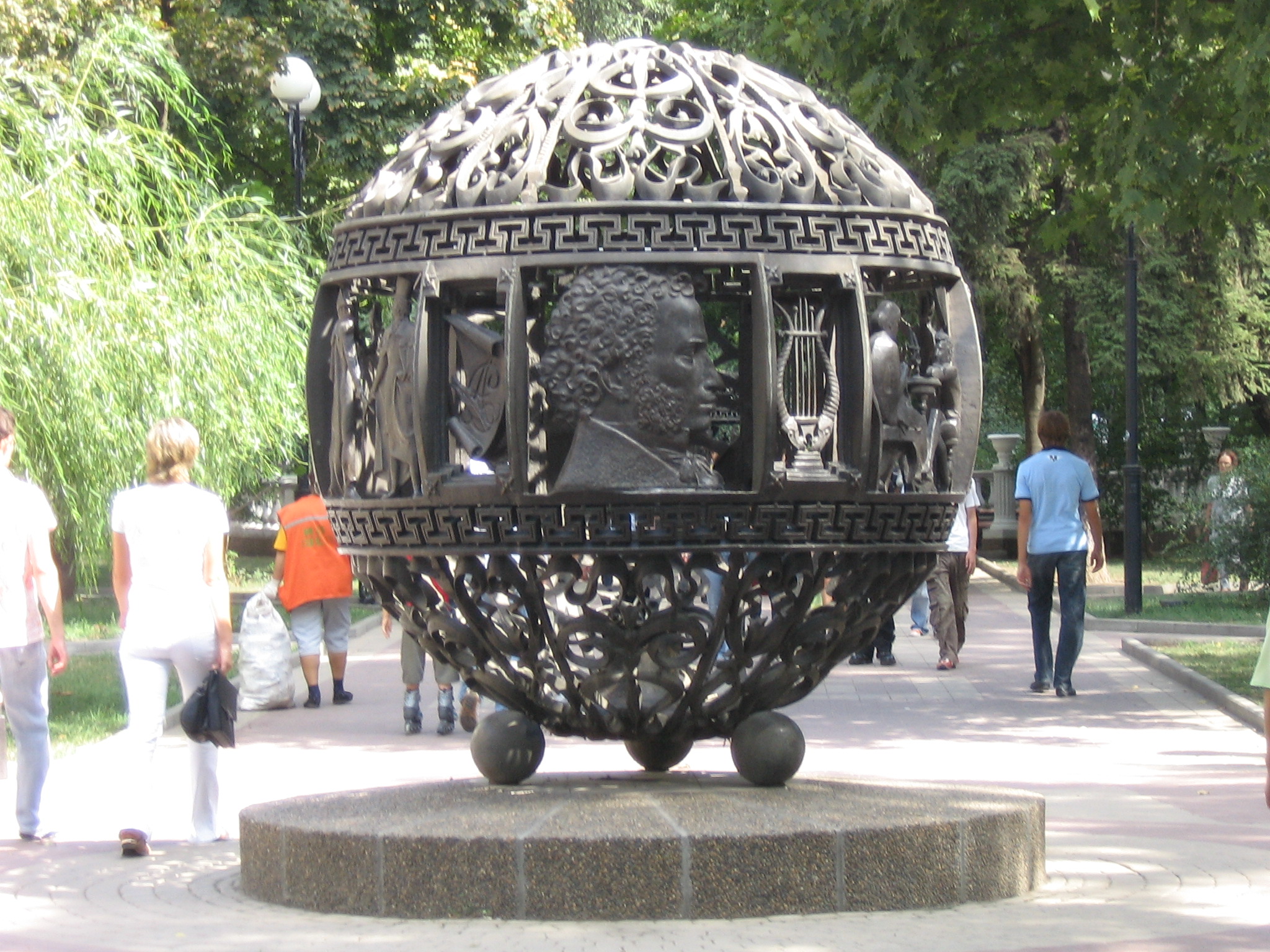 Monument-sphere_Rostov-on-Don Памятник-шар, посвящённый Александру Сергеевичу.jpg