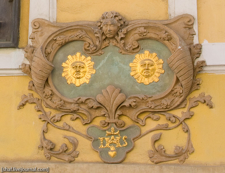 20090919-123828_Praha Домовой знак У двух [недовольных] солнц на знаменитом явочном доме на Нерудовой улице.jpg
