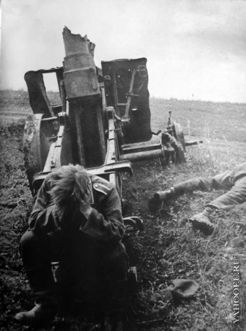 1318734356_nemeckiy-voennoplennyy-na-kurskoy-duge-u-razbitoy-pushki.jpg