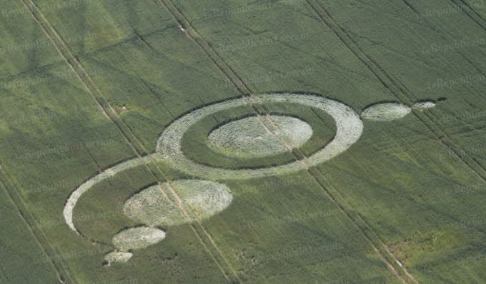 un-cercle-de-culture-visible-seulement-depuis-le-ciel-a-fait-son-apparition-dans-un-champ-_.jpg